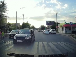 Полиция задержала астраханца, который чуть не сбил детей на переходе 