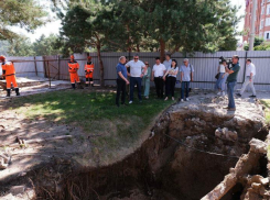 В Астрахани начали ликвидировать провалы у памятника Петру I