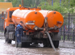 В Астрахани коммунальщики откачали около 650 кубометров дождевой воды