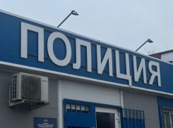 Астраханские участковые взломали дверь квартиры ради спасения мужчины