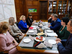 Астраханский губернатор встретился с Комитетом семей воинов Отечества
