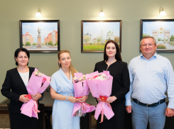 Председатель Думы Астраханской области вручил удостоверения мировым судьям