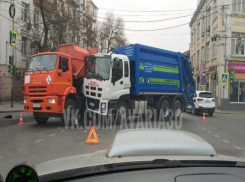  Два мусоровоза не поделили дорогу в Астрахани 