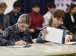 Астраханцы массово становятся участниками «Большого этнографического диктанта»