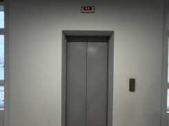 В Астрахани в многоэтажке  упал лифт, в нем находилась семья с детьми