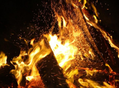 В Астрахани на пожаре в Ленинском районе погибли пенсионер и маленький ребенок