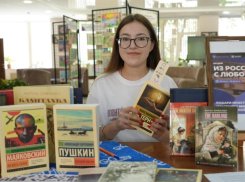 «Из России, с любовью!»: астраханцы подарили иностранцам книги русских классиков