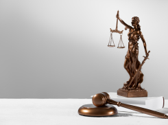 Сотрудница в астраханском суде попалась на взятке в 150 тысяч рублей и ожидает приговора от коллег