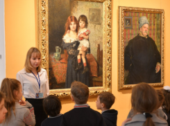 Астраханские учреждения культуры отметят День матери бесплатными выставками