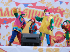 Астраханцам раздали больше двух тысяч блинов в первый день Масленицы