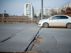 Власти Астрахани снова решили приручить неугомонную дыру на Новом мосту 