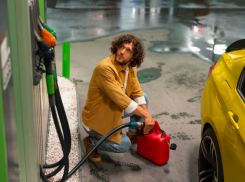 В Астрахани на газпромовские заправки вернулся бензин с новыми ценами