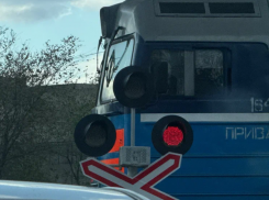 В Астрахани на ночь ограничат автодвижение через железнодорожный переезд