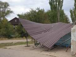 Астраханские подростки превратили остановку в груду металла 