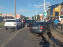 В Астрахани возле торгового центра произошло серьезное ДТП