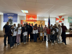 В праздник астраханки постреляли из винтовок и попили чай