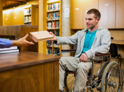 Астраханцам с ОВЗ обеспечат бесплатный доступ к литературе и учебникам