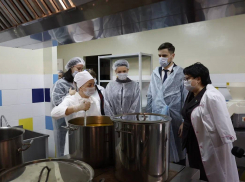  Астраханские чиновники приехали в детский сад №5, чтобы посмотреть как едят дети