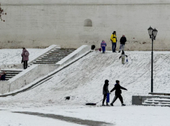 В Астрахани дети увлеклись опасной ездой на санках: многие попали в больницу