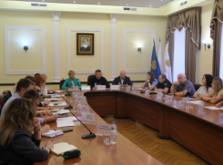 Глава Астрахани поручил создавать места для летнего трудоустройства школьников