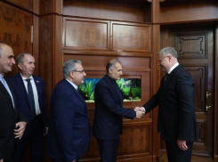 Астраханский губернатор встретился с делегациями от стран Прикаспия