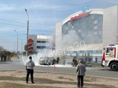 В Астрахани возле «Звездного» лоб в лоб столкнулись два автомобиля, один загорелся
