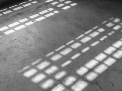 В Астрахани сотрудник исправительной колонии приносил осужденным телефоны