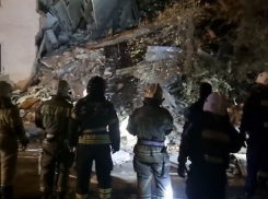 Из-под завалов рухнувшего дома в Астрахани извлекли тело женщины