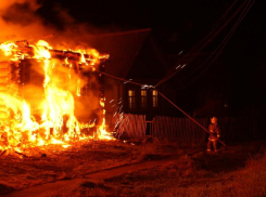 За ночь в Астраханской области сгорели летняя кухня и жилой дом