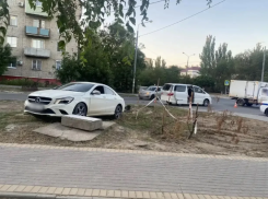 В Астрахани машина выехала на тротуар и сбила двухлетнего ребенка