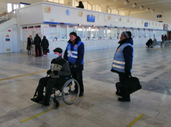 На астраханских вокзалах услугой сопровождения воспользовались около 1,5 тысячи маломобильных граждан