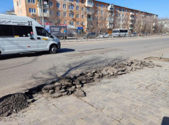 В Астрахани одну из самых разбитых и крупных улиц подготовили к ремонту