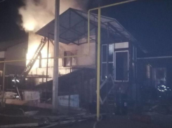 Ночью в Астраханской области загорелся жилой дом, пострадал мужчина