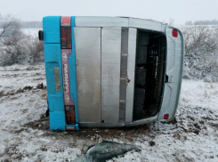 Под Астраханью перевернулся пассажирский автобус