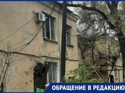 У дома номер 27 на площади Заводской в Астрахани протекает крыша