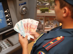 В Астрахани полицейский обманом выпросил у знакомого 425 тысяч рублей