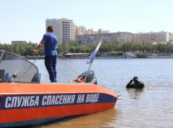 Водолазы «Волгоспаса» исследуют дно на астраханских пляжах