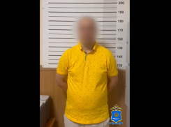 Перерезал провода и разбил дверь: в Астрахани мужчина держал в страхе соседей