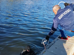 В Астрахани из городского канала достали мертвого мужчину