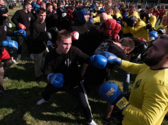 Три сотни человек сразились в кулачном бою в Астрахани на Покровском фестивале