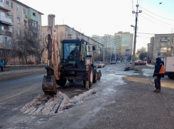В Астрахани устраняют наледь на улицах, возникшую из-за аварий на сетях водопровода