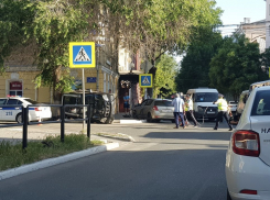 В центре Астрахани перевернулся автомобиль 