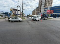 В Астрахани в жестком ДТП пострадала маленькая девочка: что произошло на дороге