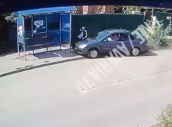 В Астрахани на Якобинской сбили мужчину вместе с остановкой