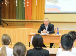 Игорь Мартынов провел «Разговоры о важном» с астраханскими школьниками