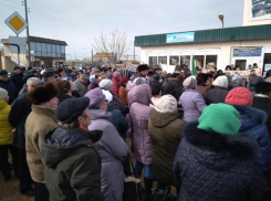 Жители поселка Володарский выходят на улицы, они против передачи водоснабжения в частные руки и закрытия школ