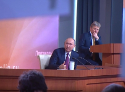 Вода, УК, и недострои: астраханцы массово отправляют видеообращения к Путину