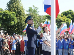 В Астрахани подняли триколор в честь Дня Государственного флага России