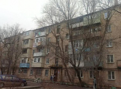 Астраханка с 2025 года жила в квартире с протечкой в системе водоотведения