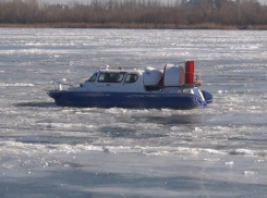 Астраханских рыбаков унесло на льдине